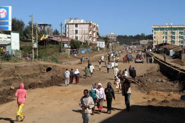 Etiyopya'da Debark sokaklarında trafikte