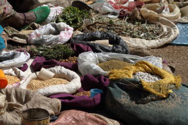 Baharat ve otlar Debark Etiyopya'da piyasada
