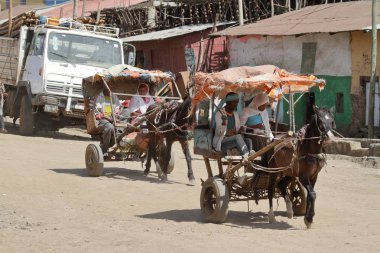 Etiyopya'da Debark sokaklarında trafikte