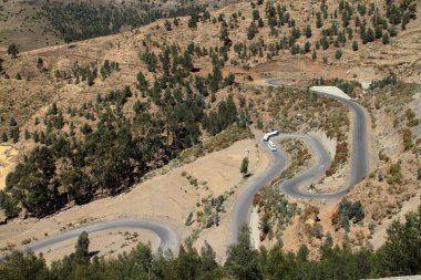 Yollar ve Serpantinli Etiyopya dağlarında aracılığıyla