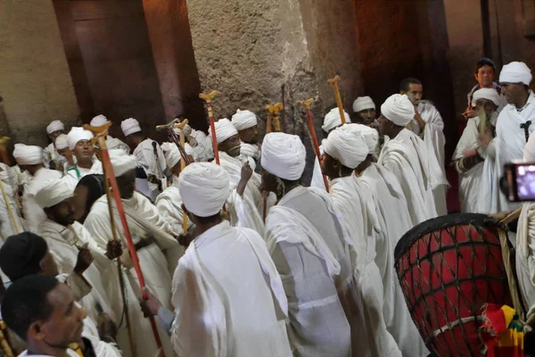 Christian Orthodox ceremony in the rock carving churches of Lalibela — Stock Photo, Image