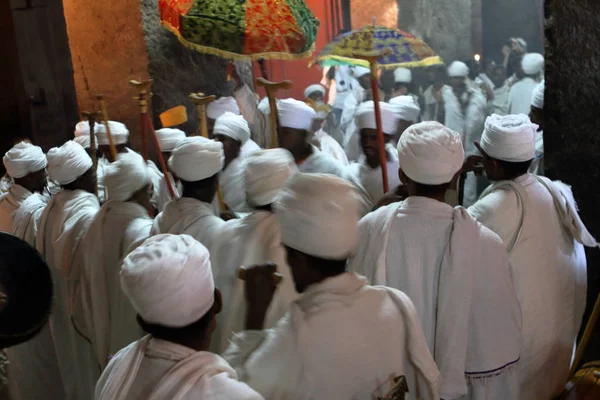 Christian ortodoxa ceremoni i hällristningen kyrkorna i Lalibela — Stockfoto