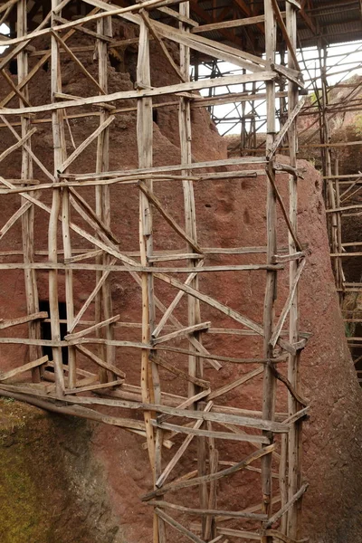 A Lalibela templomok karbantartása sziklás templom fa keret — Stock Fotó