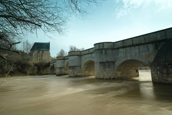 El puente de Werra con el Liboriuskapelle en Creuzburg — Foto de Stock