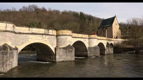 De Werra-brug met de Liboriuskapelle in Creuzburg — Stockvideo