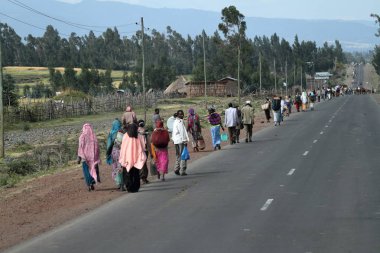 Etiyopya sokaktaki insanlara