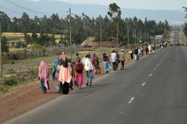 Etiyopya sokaktaki insanlara