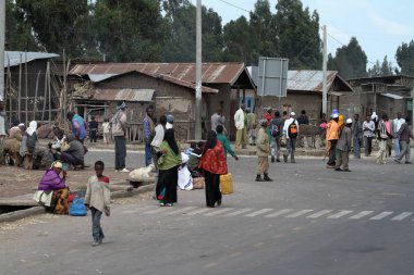 Etiyopya sokaktaki insanlara