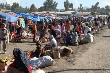 Etiyopya'da bir Afrika pazarına insanlara