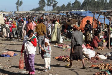 Etiyopya'da bir Afrika pazarına insanlara