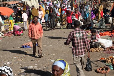 Etiyopya'da bir Afrika pazarına insanlara