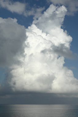 denizin üzerinde yağmur bulutları