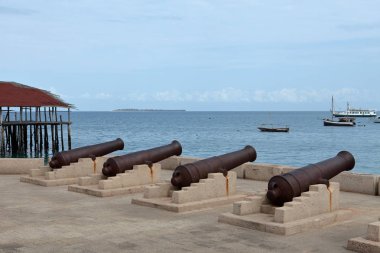 Zanzibar taş liman kasabasında toplar