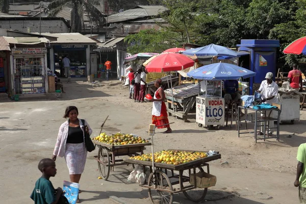El mercado callejero de la ciudad de Dar Es Salaam en Tanzania — Foto de Stock