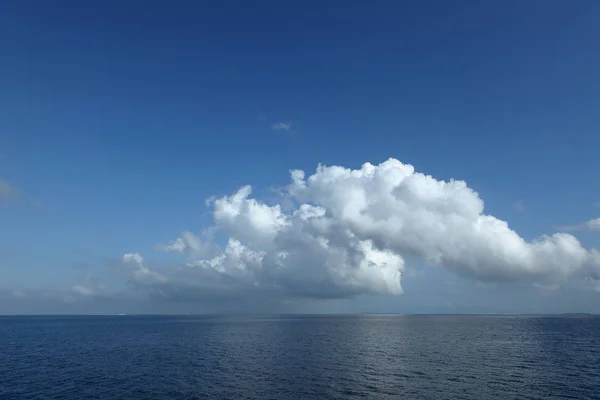 Regenwolken boven de zee — Stockfoto