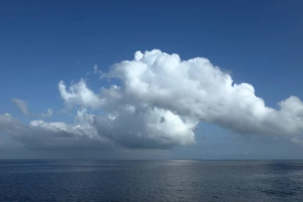 Βροχή σύννεφα πάνω από τη θάλασσα — Φωτογραφία Αρχείου