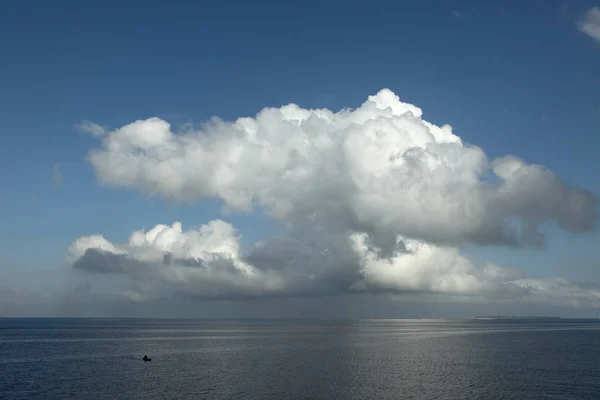 Nubes de lluvia sobre el mar — Foto de Stock