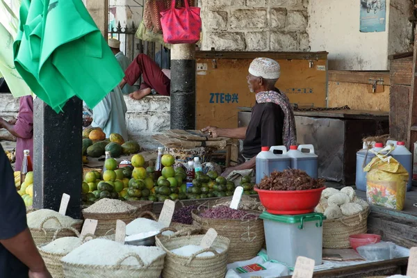 Уличный рынок Каменного города в Занзибаре — стоковое фото