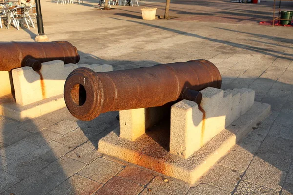 Cannons in the harbor of Stone town in Zanzibar — Stock Photo, Image