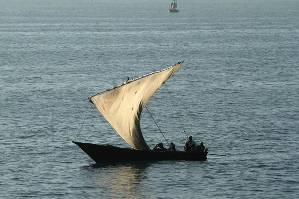 Barcos de pesca y veleros en el Océano Índico — Foto de Stock