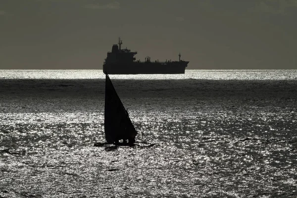 Barcos de pesca y veleros en el Océano Índico — Foto de Stock