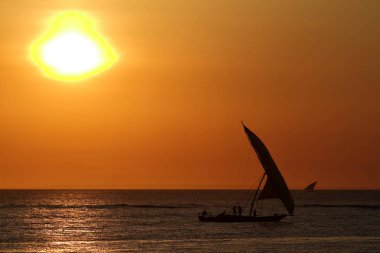 Zanzibar üzerinde günbatımında Yelkenliler