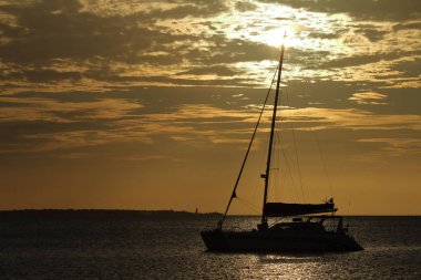 Zanzibar üzerinde günbatımında Yelkenliler