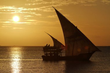 Zanzibar üzerinde günbatımında Yelkenliler