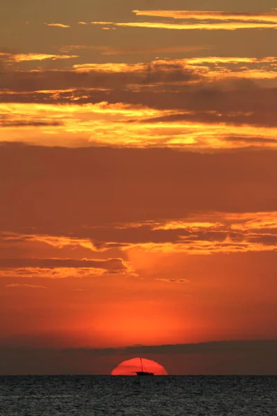 Zeilboten in de zonsondergang op Zanzibar — Stockfoto
