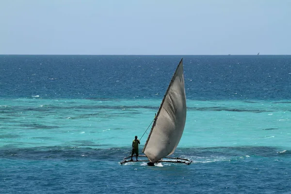 Barcos de pesca y veleros en la Ocea india —  Fotos de Stock