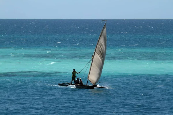 Barcos de pesca y veleros en la Ocea india —  Fotos de Stock