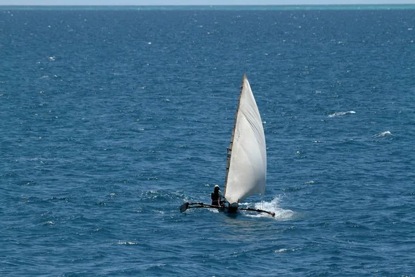 Vissersboten en zeilboten in de Indische Oceaan — Stockfoto