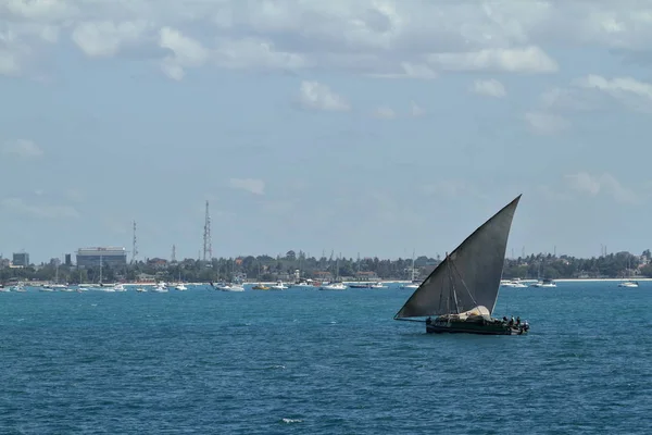 Fiskebåtar och segelbåtar i Indiska oceanen — Stockfoto