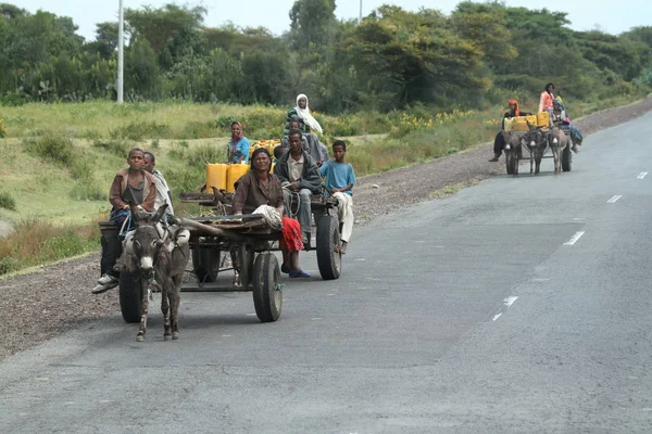 People on the road and Traffic in Ethiopia — Stock Photo, Image