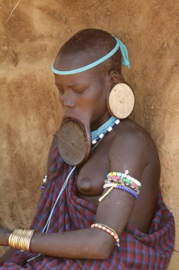 Etiyopya 'nın omo vadisinde Mursi kadınları