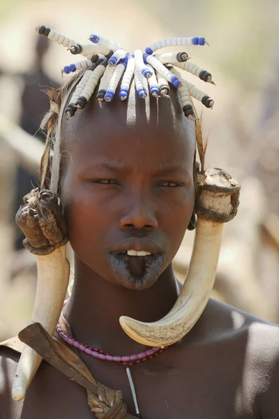 エチオピアのモバレーに住むムルシ族の女性たちは — ストック写真
