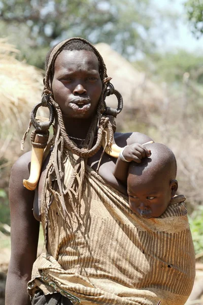 Mursi vrouwen in de Dom vallei van ethiopia — Stockfoto