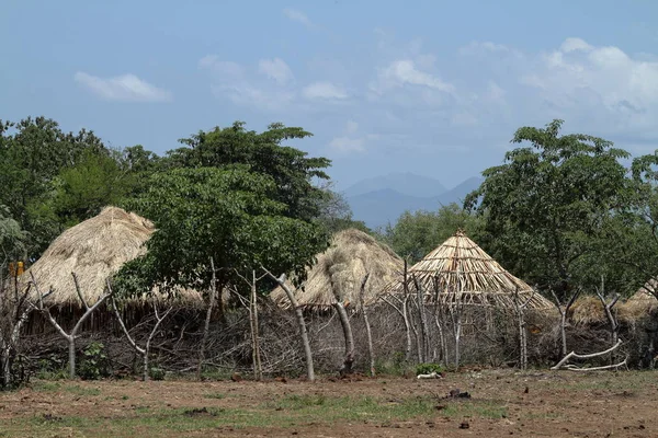 Cabanes traditionnelles en paille dans la vallée de l'Omo en Ethiopie — Photo