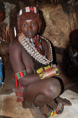 Omo Vadisi Etiyopya'da kadınlardan Hamar