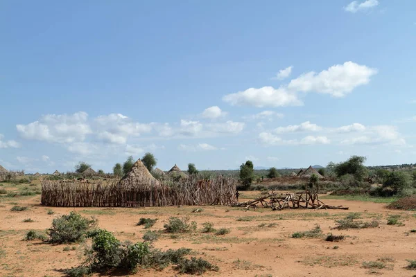 Capanne di paglia tradizionali nella Valle dell'Omo in Etiopia — Foto Stock