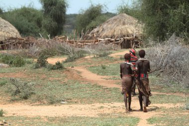 Etiyopya 'nın omo vadisinde geleneksel köyler ve saman kulübeleri
