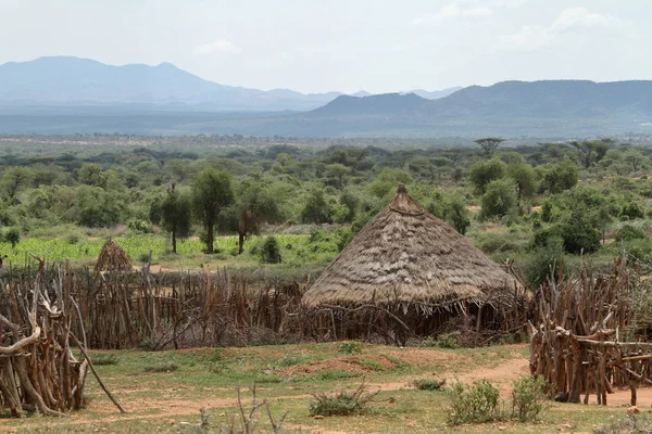 Traditionele dorpen en stro hutten in de Dom vallei van ethiopia — Stockfoto