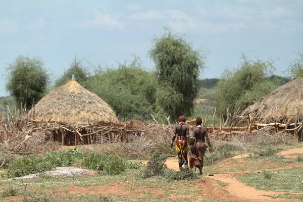 Aldeias tradicionais e cabanas de palha no Vale do Omo, na Etiópia — Fotografia de Stock