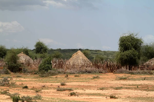 Традиционные деревни и соломенные хижины в долине Омо Эфиопии — стоковое фото