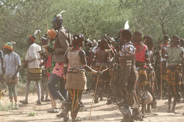 De Bull Jumping ceremonie in de Omo vallei van Ethiopië — Stockfoto