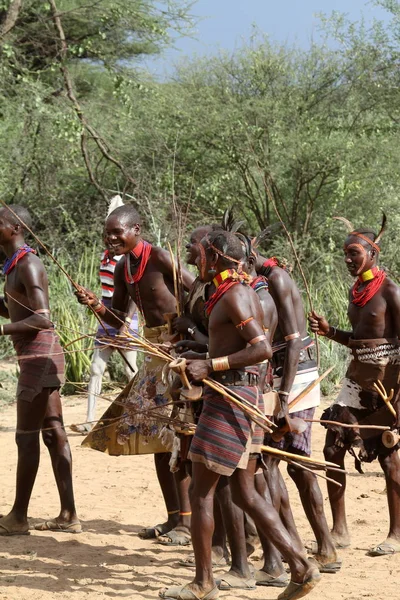 De Bull Jumping ceremonie in de Omo vallei van Ethiopië — Stockfoto