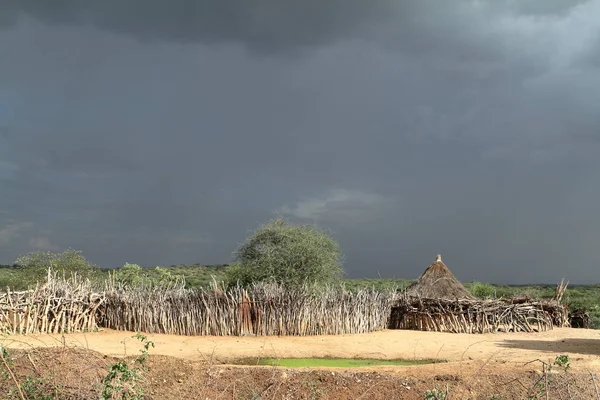 エチオピアのオモ渓谷の伝統的なわら小屋 — ストック写真