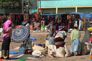 İnsanlar Moyale Etiyopya'da Afrika Market