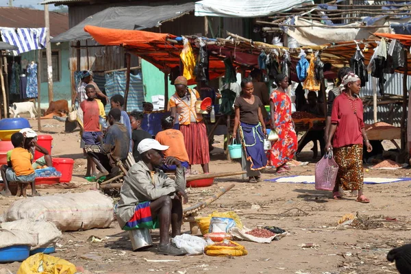 Mensen op de Afrikaanse markt voor Moyale in Ethiopië — Stockfoto
