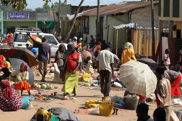 Persone al mercato africano di Moyale in Etiopia — Foto Stock